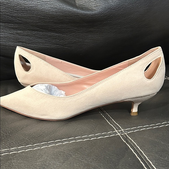 Journee Collection Nude Beige Goldie Cutout Kitten Heels size 12 - Picture 1 of 8